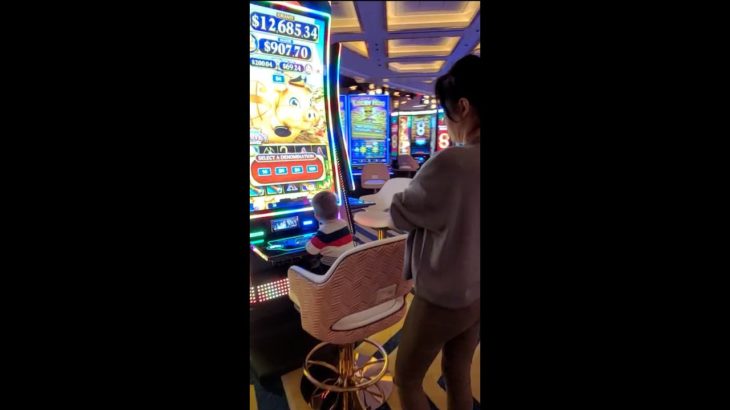 How NOT to Vegas – Infant Playing Slot Machine in Las Vegas